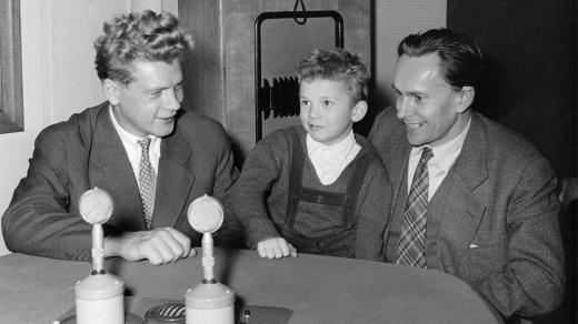 Jiří Zikmund a Miroslav Hanzelka (vpravo) v rozhlasovém studiu (1958)