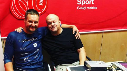 Jan Tománek s moderátorem Davidem Novotným ve studiu Radiožurnálu Sport
