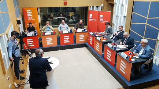 První debata Radiožurnálu a Českého rozhlasu Plus se zástupci stran kandidujícími v Eurovolbách 2019.