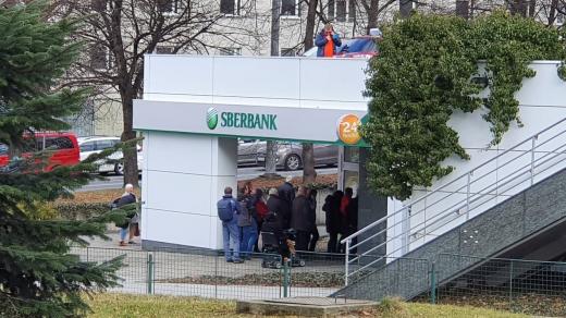 Sberbank ve Zlíně, řada u pobočky den po napadení Ukrajiny Ruskem (25.2.2022)