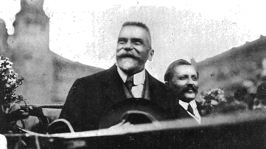 Rok 1918 – Karel Kramář (vlevo), budoucí předseda první československé vlády a Vlastimil Tusar, budoucí předseda československé vlády, vzešlé o dva roky později z prvních parlamentních voleb