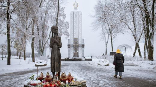 Lidé v Kyjevě si připomínají oběti hladomoru z let 1932 až 1933, který zabil miliony Ukrajinců
