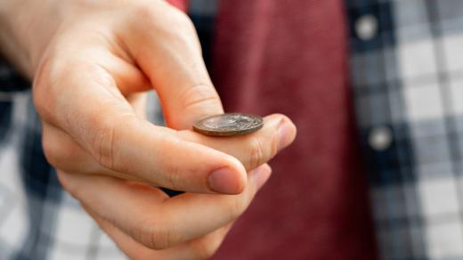Házení mincí některým lidem pomáhá při rozhodování