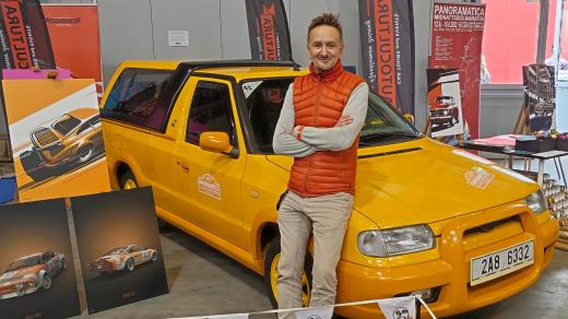 Automobilový designér Michal Kačmár u své prvotiny, škody Felicia Pick-Up Fun, jejíž některé detaily sám navrhoval
