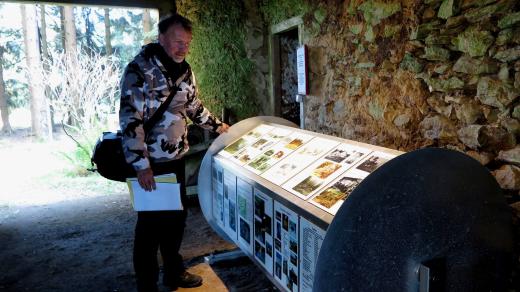 V rozpadlém domku vzniklo malé mini muzeum připomínající osadu Bügellohe