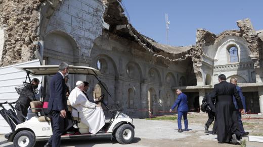 Papež František na místě zničeného syrského katolického kostela v Mosulu