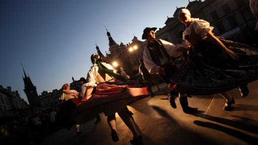 Folklorní soubory na Pernštýnském náměstí v Pardubicích tančí na tradiční Pernštýnské noci