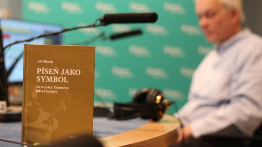 Jiří Plocek ve studiu Českého rozhlasu Brno s knihou Píseň jako symbol