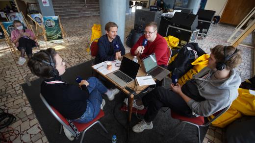 Martin Mareček a Kamil Fila během vysílání Radia Wave na MFDF Jihlava