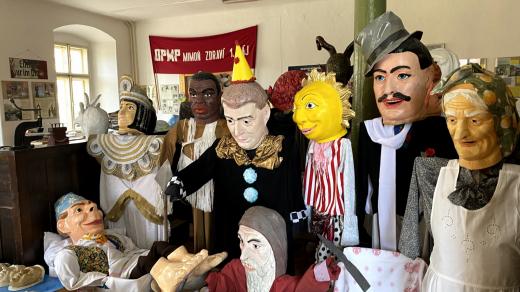 Zákupský podnik vyrábí papírové karnevalové masky už skoro 140 let