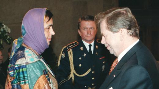 Libuše Moníková a Václav Havel při předávání medaile Za zásluhy