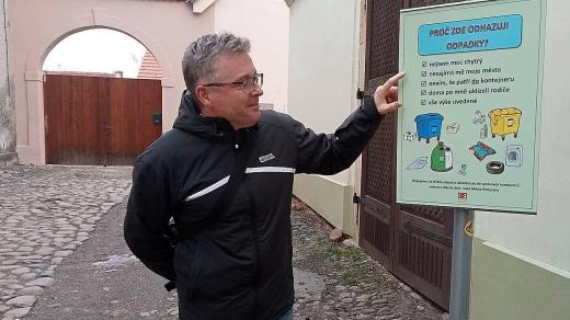 Tomáš Lavička, který má v Rokycanech na starosti odpadové hospodářství, ukazuje vtipnou edukační ceduli