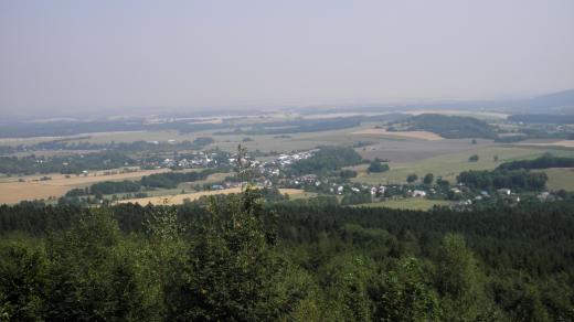 Supíkovice pohledem z vyhlídky na úbočí kopce Křemenáč