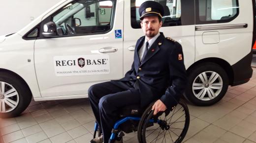 Sympatický hasič Radek Chmelař doufá, že se brzo vrátí do práce na operačním středisku