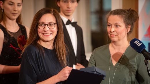 Dramaturgyně Lenka Veverková si převzala cenu za dílo Krásný mladý obludy
