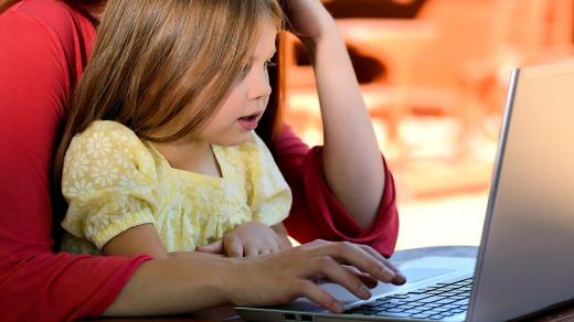Dítě u počítače na domácí výuce