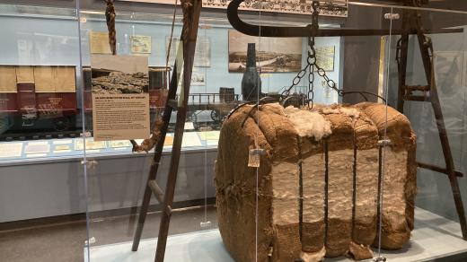 V Charlestonském muzeu mají vystavený i stroj na pěchování bavlny do hranatých svazků, aby se lépe převážela na lodích