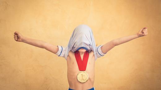 Dítě s medailí