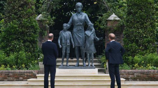 Odhalení sochy princezny Diany bylo po dlouhé době první oficiální příležitostí, na které se objevili princové William a Harry spolu