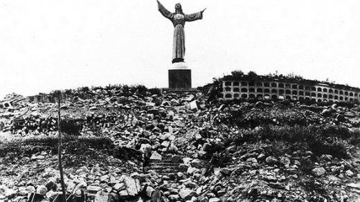 Socha Ježíše Krista po zemětřesení v peruánském Yungay (1970)