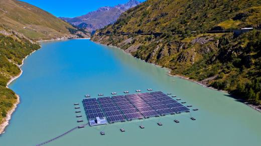 Solární plovoucí elektrárna ve Švýcarsku na nádrži Lac des Toules