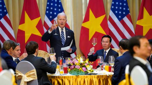 Joe Biden na návštěvě Vietnamu, po jeho levici vietnamský prezident Vo Van Thuong