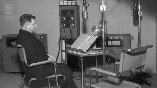 František Machník v rozhlasovém studiu (8. 11. 1935)