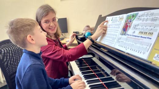 Ukrajinská klavíristka Yana Vashchuk učí žáky základní umělecké školy v Sezimově Ústí