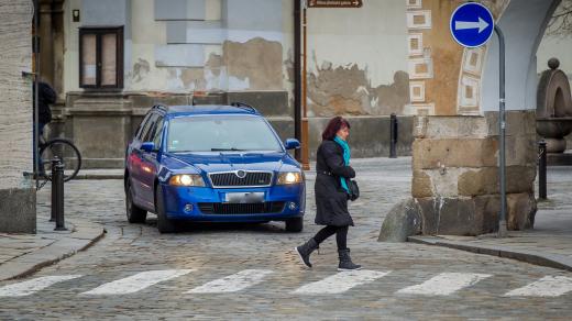 Auto vjíždí na náměstí Přemysla Otakara II. v Českých Budějovicích