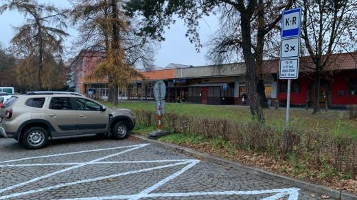 Parkovací místa „kiss and ride“ u základní školy Svisle v Přerově
