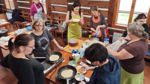 V Kamenářském domě turnovského muzea se konaly dílny pečení jídel tradiční lidové kuchyně, hlavní surovinou tentokrát byly okopaniny
