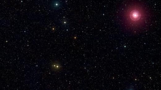 Pohled na část souhvězdí Velryby. Nahoře červeně září proměnná hvězda Mira (Omicron Ceti)