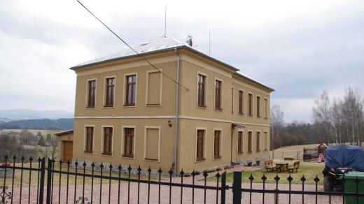 Někdejší dvojtřídní německá škola slouží jako apartmanový dům