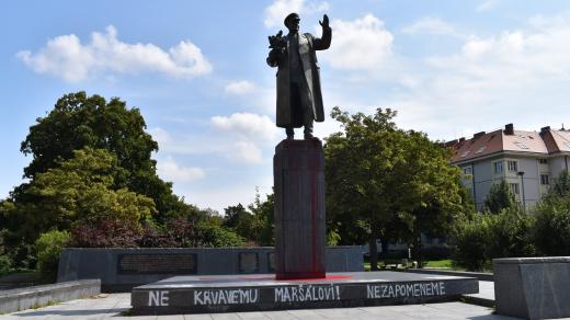 Pomalovaná socha maršála Ivana Koněva v Praze 6 Dejvicích