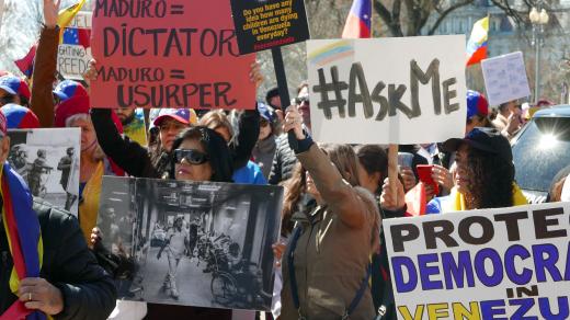 Demonstrace proti Nicolasi Madurovi ve Washingtonu