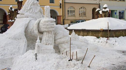Krakonoš letos opět hlídá jilemnické náměstí. Loni na něj nebylo dost sněhu