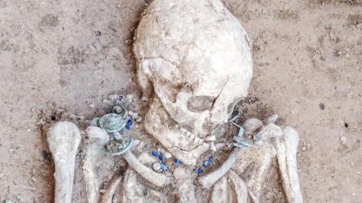 Hrob ženy ze 3. století, germánského kmene, v Plaňanech na Kolínksu