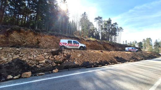 Stavba stoupacích pruhů na silnici u Libínského Sedla mezi Prachaticemi a Volary