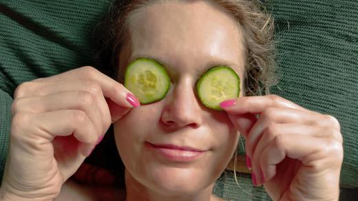 Na unavené a oteklé oči pomáhá okurka
