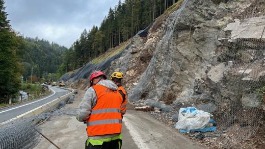 Cestu z Vrchlabí do Špindlerova Mlýna komplikuje zabezpečení skal nad silnicí