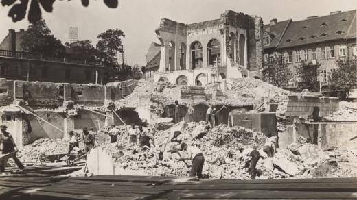 Odklízení trosek vyhořelého divadla v roce 1921