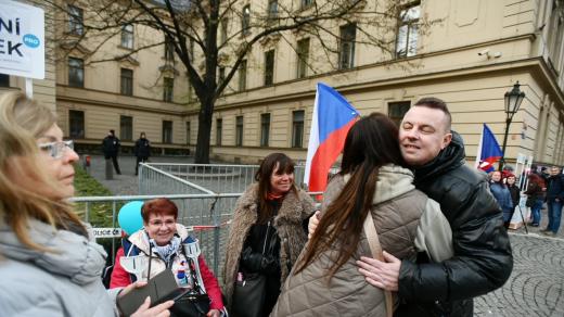 V pondělí ráno mezi demonstranty dorazil i organizátor protestů Jindřich Rajchl z neparlamentní strany PRO (Právo Respekt Odbornost)