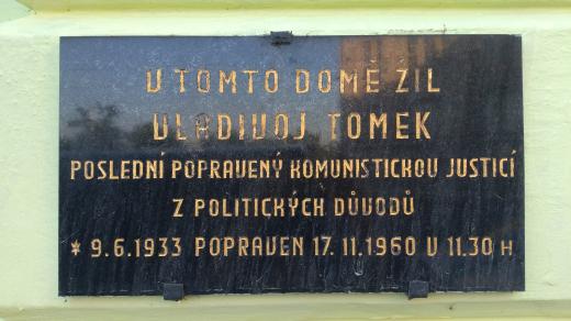Pamětní deska připomínající popraveného Vladivoje Tomka