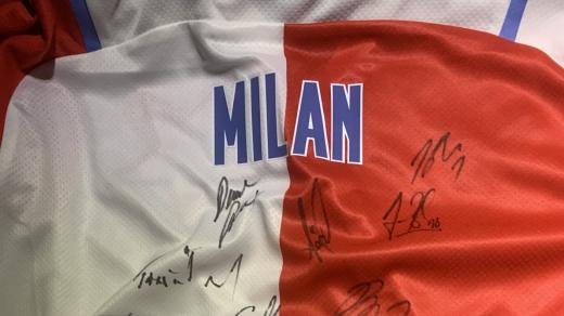 Reportér Radiožurnálu Sport Martin Minha pro pana Milana získal dres s podpisy všech hráčů Slavie včetně trenéra