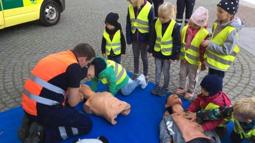 Lidé se při Evropském dni záchrany života učili poskytovat první pomoc