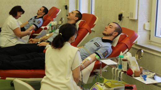Policisté darovali na Transfuzním oddělení liberecké nemocnice krev