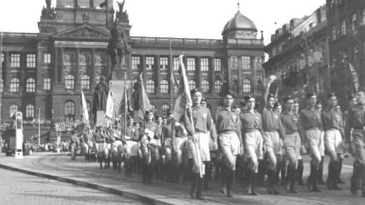 Sokolský průvod v horní části Václavského náměstí (1938)