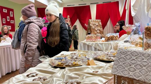 Budoucí novopačtí truhláři, pekaři, cukráři, pivovarníci a krejčové připravili ve škole a na prostranství před ní vánoční trhy