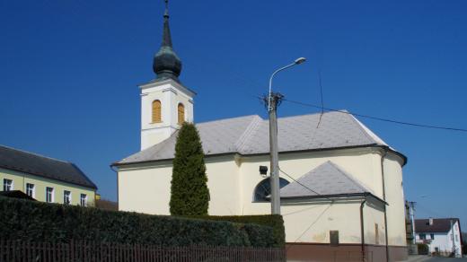 Kostel sv. Linharta je sice přestavěn v empírovém slohu, v jeho jádru najdeme však i mnohem starší prvky