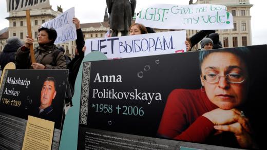 Společnost Člověk v tísni uspořádala na Pražském hradě 8. prosince protestní happening s výstavou Umlčené hlasy, která zobrazuje novináře, právníky a aktivisty zavražděné v Rusku v posledním desetiletí